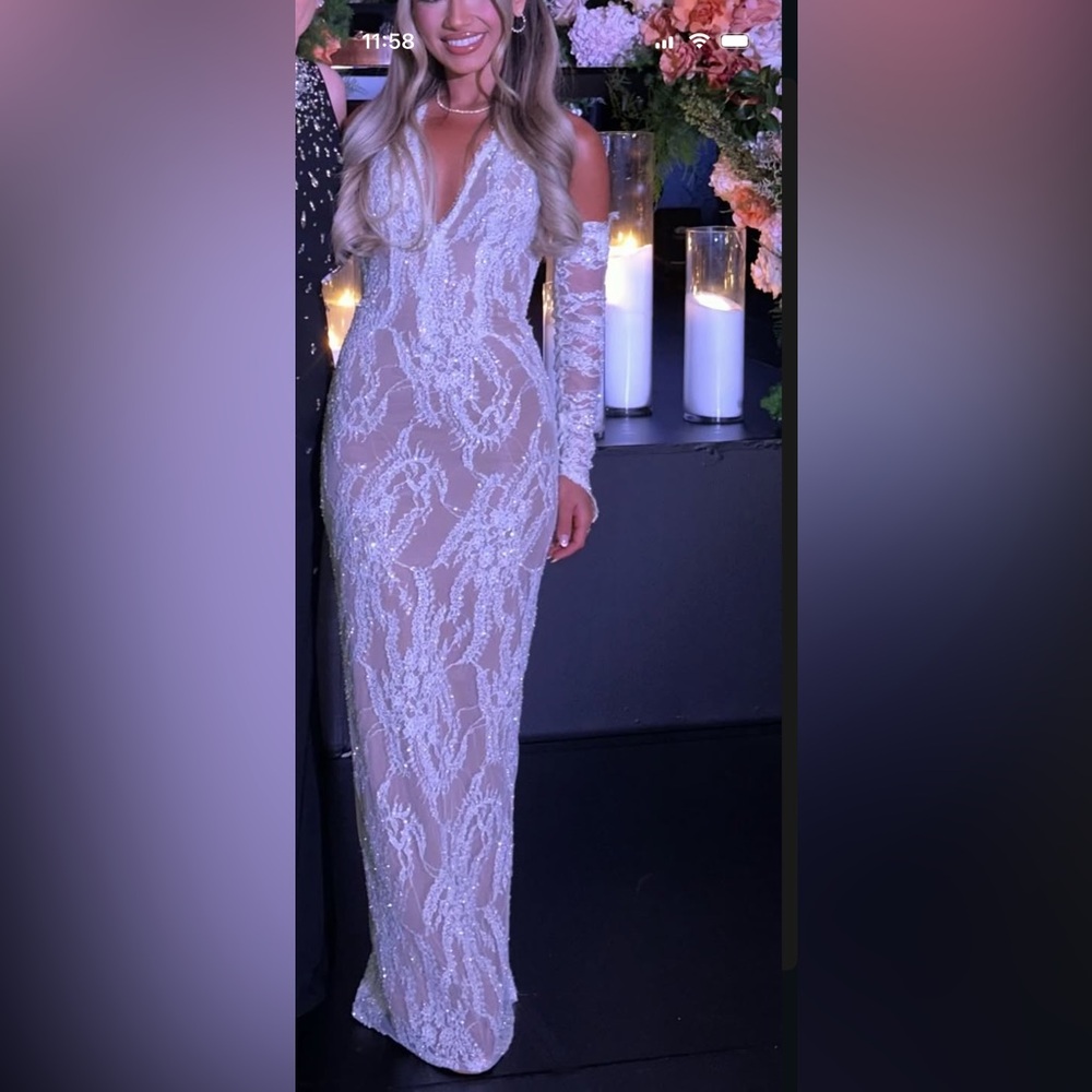 Walter Mendez custom-made Elegant White Lace Evening Gown